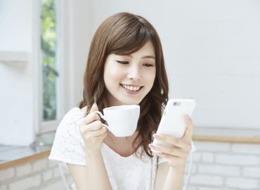 コーヒーを飲む女性