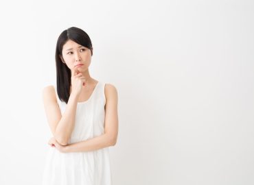 悩む女性